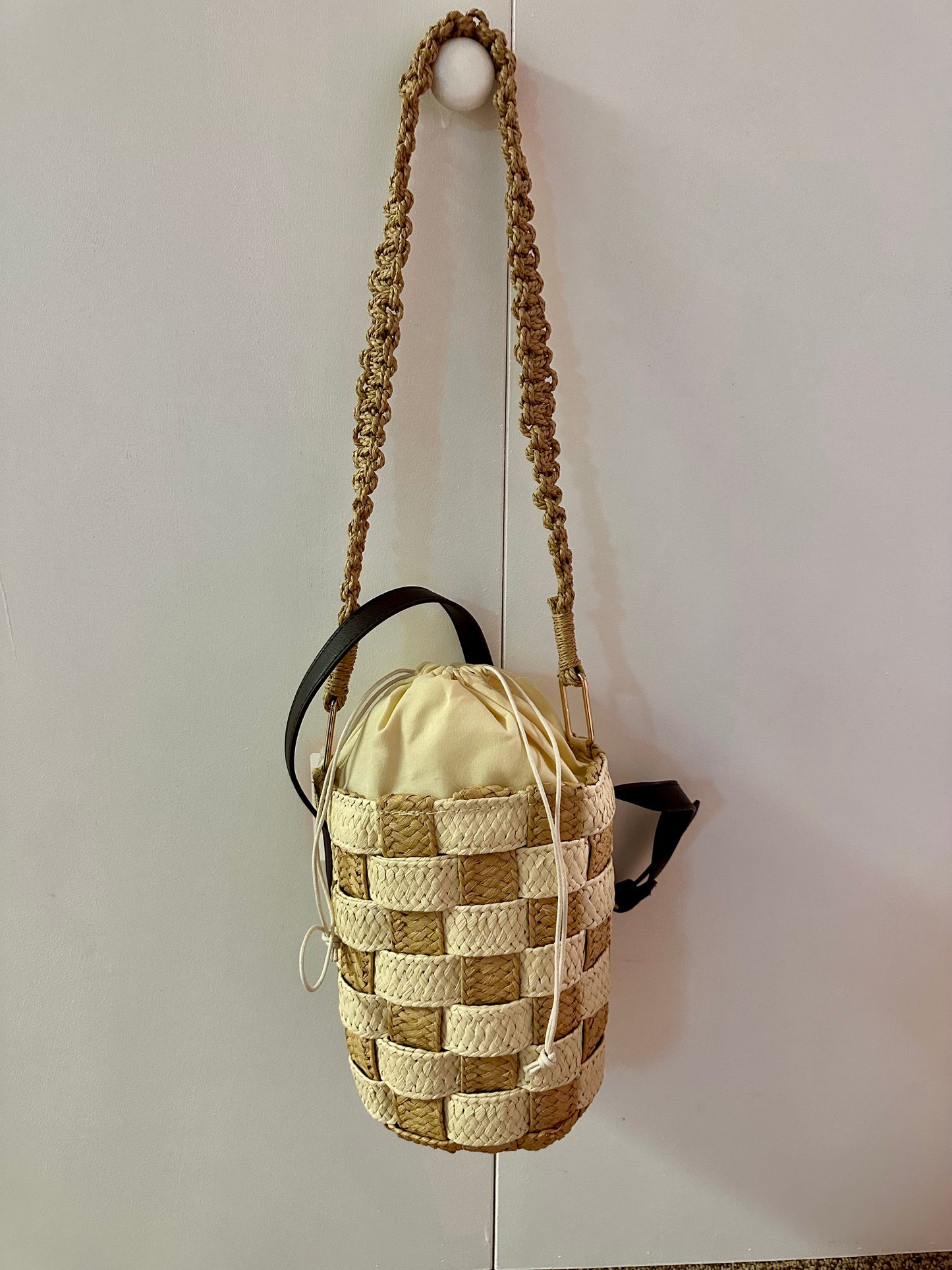 Straw weaved bucket bag