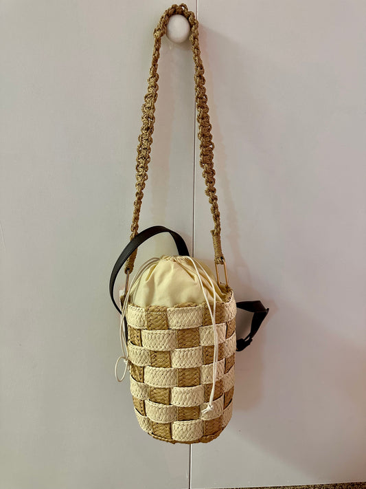 Straw weaved bucket bag